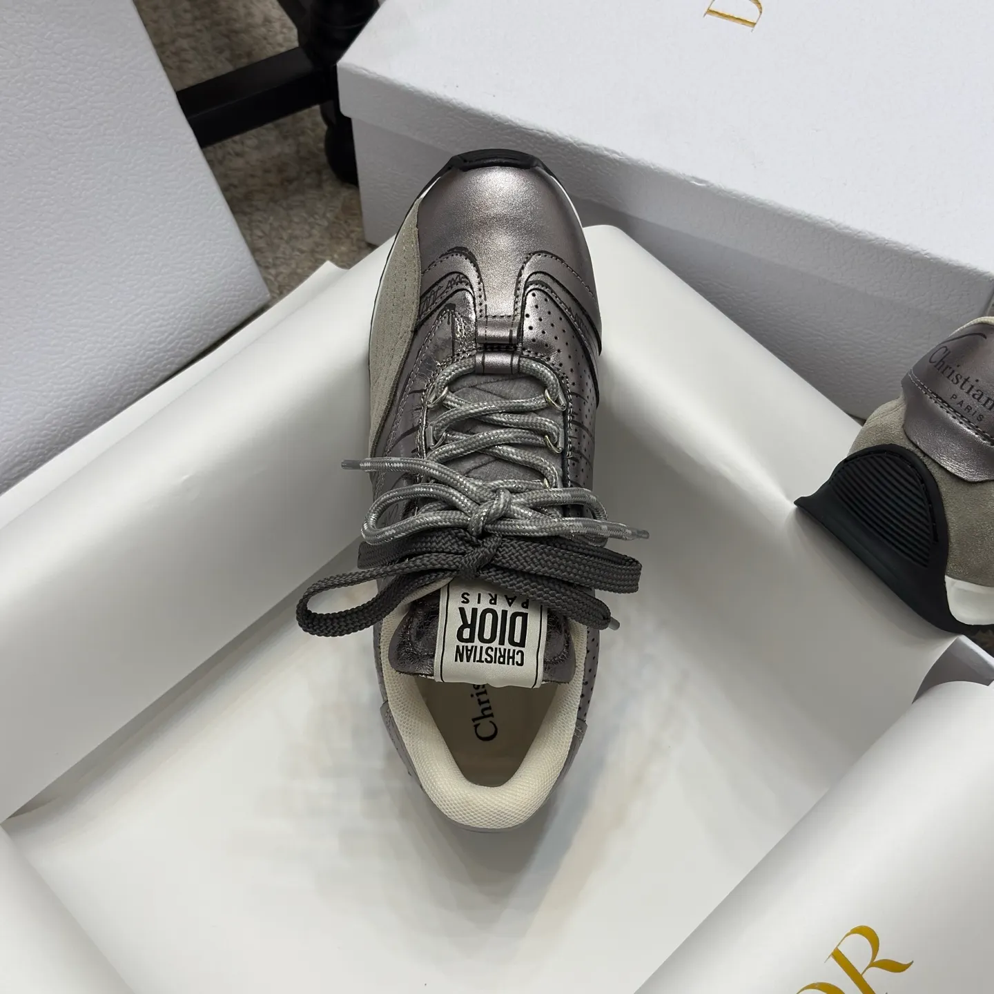 👟👟Ex-factory price 580👟👟 Original purchase and development 𝐂h𝐑𝐈𝐒𝐓𝐈𝐀𝐍 𝐃𝐈or This Dior Vibe Dior sneaker incorporates Dior's haute couture spirit and reinterprets the classic running shoes, moral training shoes. Forrest Gump shoes. Matched with Oblique Printed 3D printing technology reproduces the original fabric to create a contrasting modern style. The details are displayed with a 3D effect, and the iconic details of the logo decoration on the side and back are further embellished. It complements various casual or elegant items to create a modern look.  ✅The tongue is decorated with the Christian Dior PARIS Logo in 3 different colors and overlapping fabric lines. It is consistent with the original version. It is full of details. Welcome to compare and compare with the ordinary version on the market. ✅The original rubber TPU sole is decorated with the DIOR logo. The convex and concave rubber sole is decorated with the Christian Dior lucky star symbol. ✅Size: 35-40 (41 can be customized)